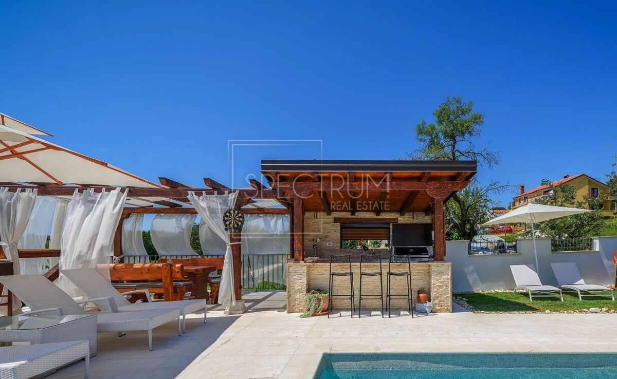 Zona di Verteneglio, villa con piscina in posizione tranquilla
