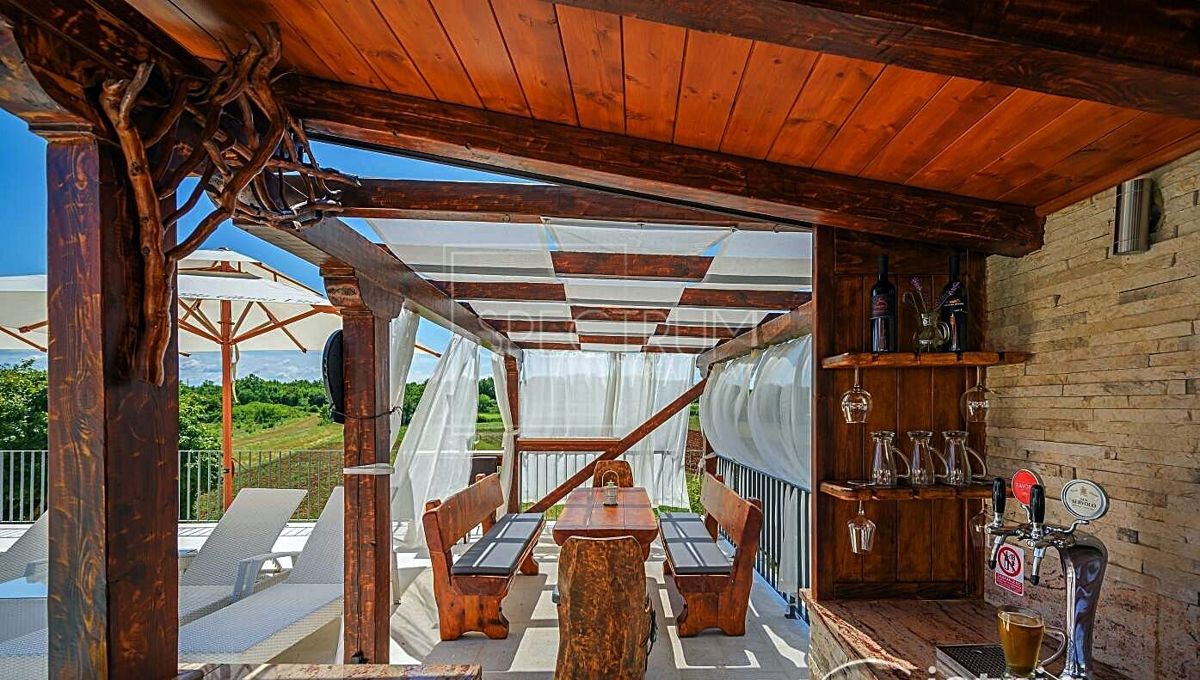 Zona di Verteneglio, villa con piscina in posizione tranquilla