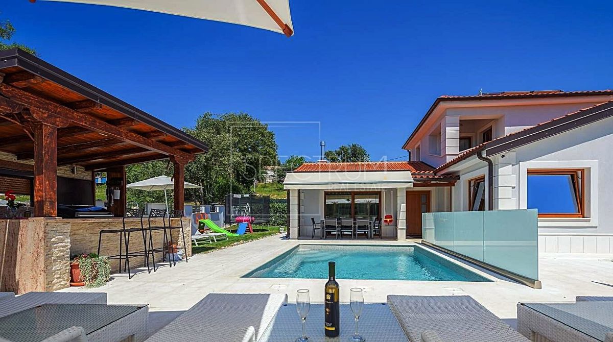Zona di Verteneglio, villa con piscina in posizione tranquilla