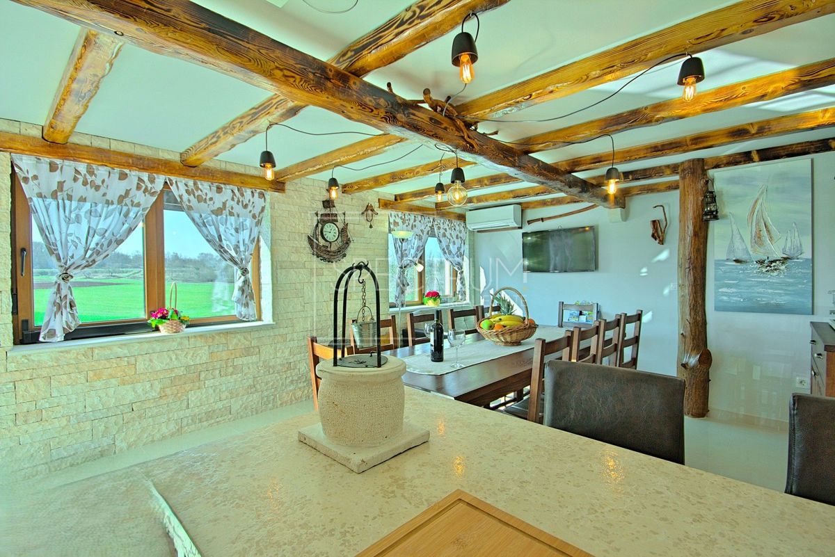 Zona di Verteneglio, villa con piscina in posizione tranquilla