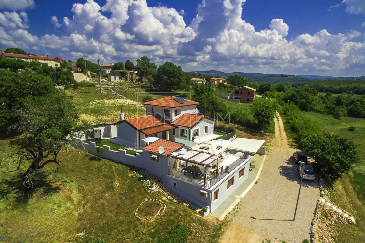 Zona di Verteneglio, villa con piscina in posizione tranquilla