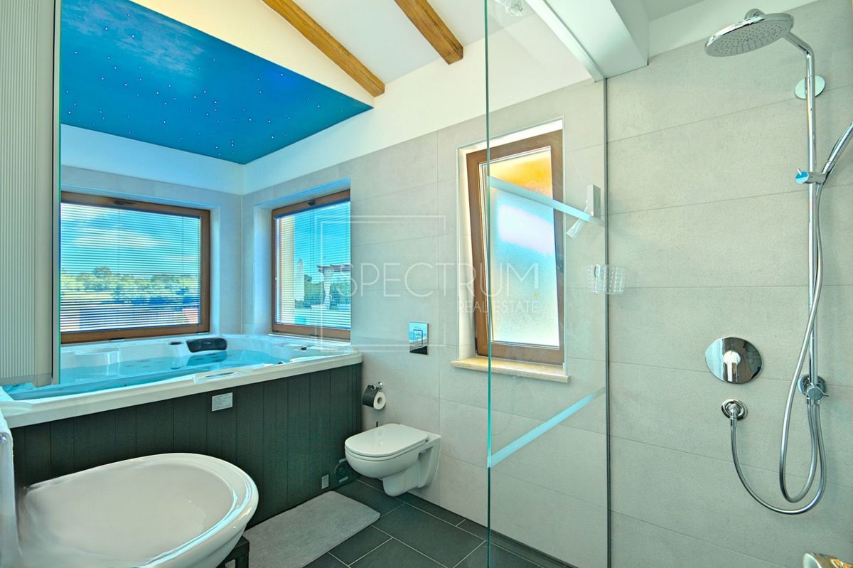 Zona di Verteneglio, villa con piscina in posizione tranquilla