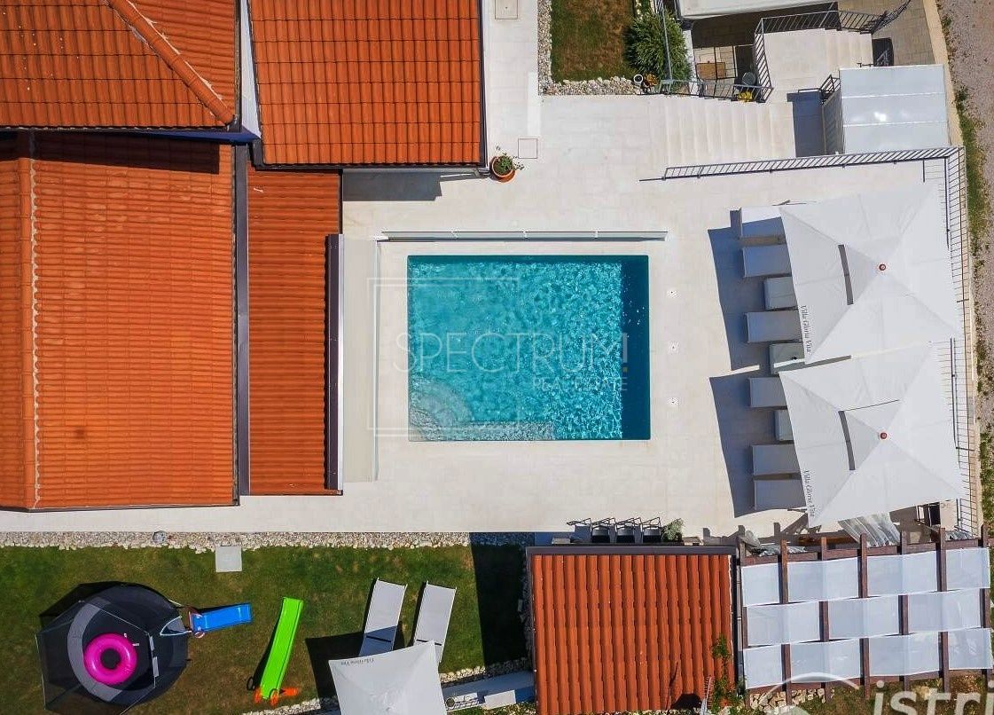 Zona di Verteneglio, villa con piscina in posizione tranquilla