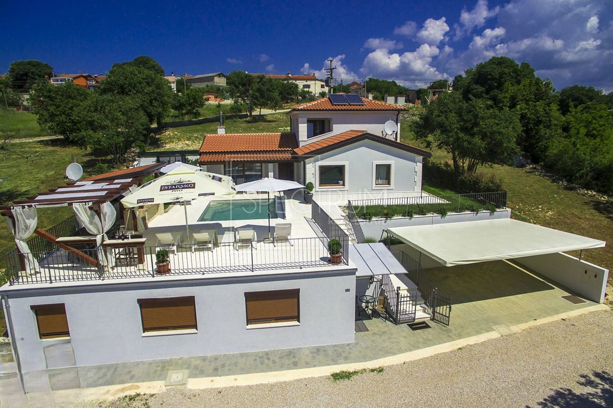 Zona di Verteneglio, villa con piscina in posizione tranquilla