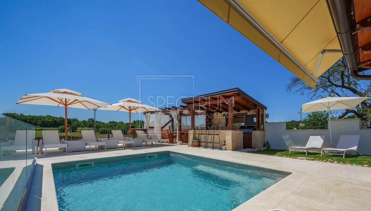 Zona di Verteneglio, villa con piscina in posizione tranquilla