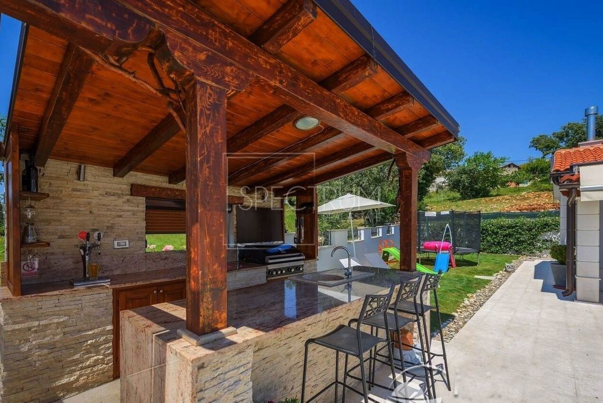 Zona di Verteneglio, villa con piscina in posizione tranquilla