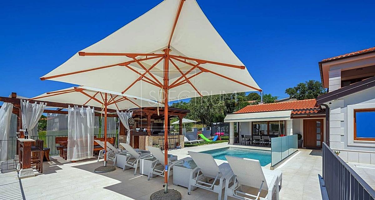 Zona di Verteneglio, villa con piscina in posizione tranquilla
