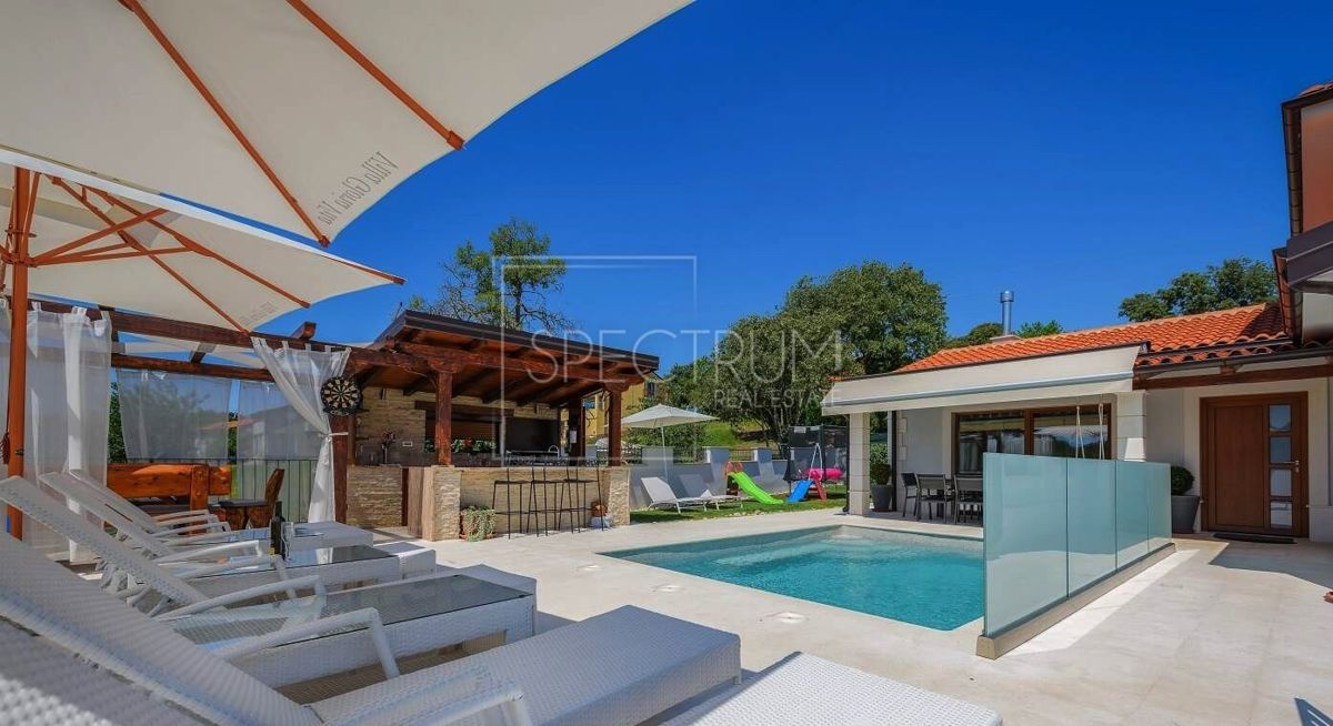 Zona di Verteneglio, villa con piscina in posizione tranquilla
