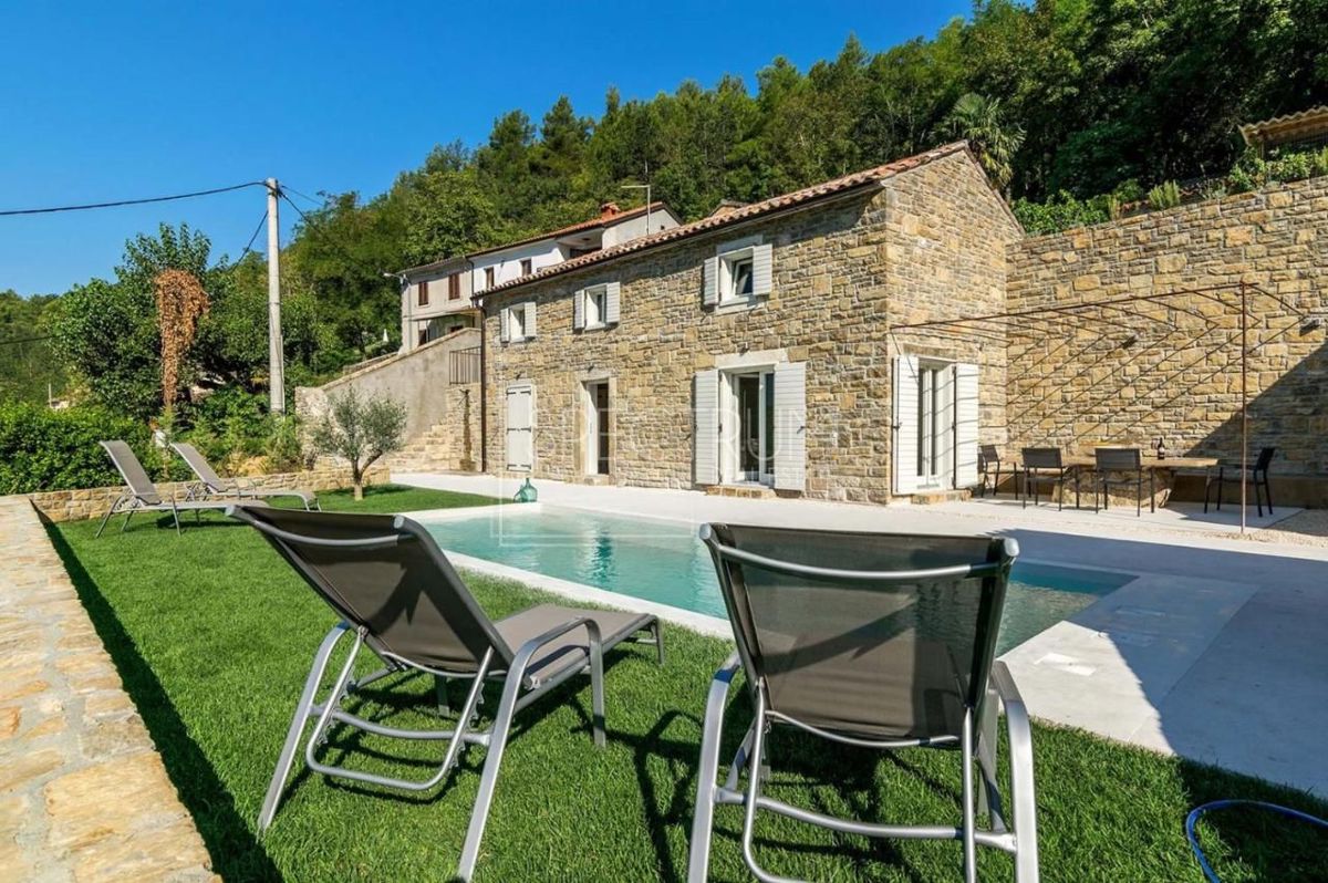 Zona di Portole, casa in pietra con piscina e vista