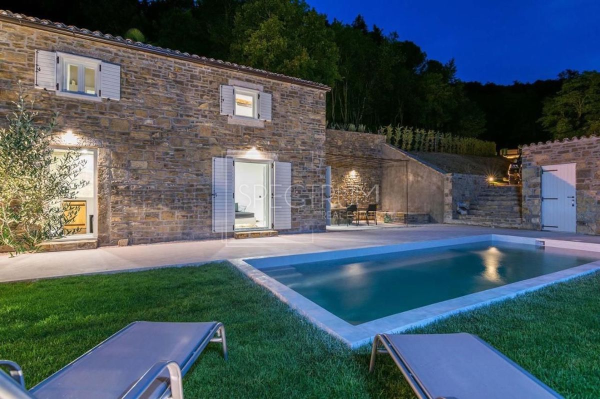 Zona di Portole, casa in pietra con piscina e vista