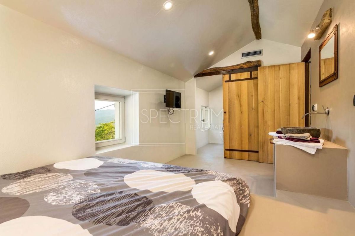 Zona di Portole, casa in pietra con piscina e vista