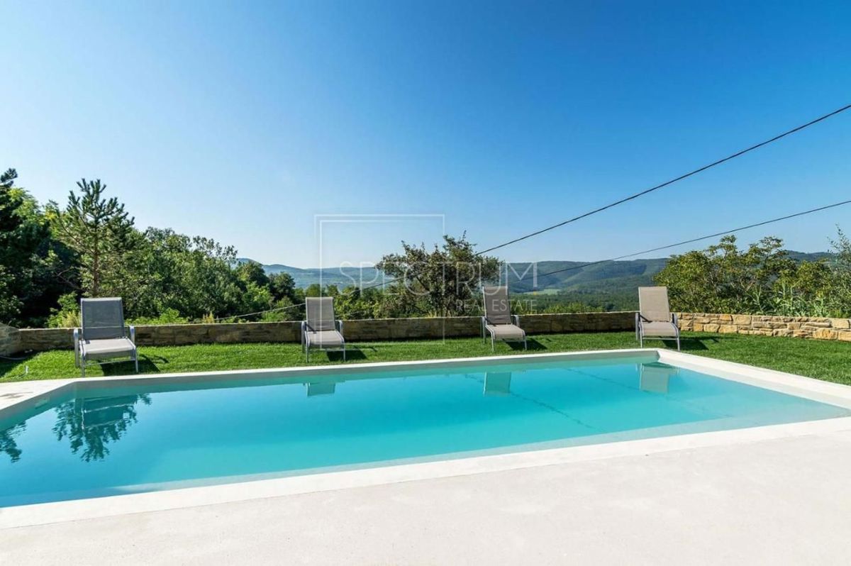 Zona di Portole, casa in pietra con piscina e vista