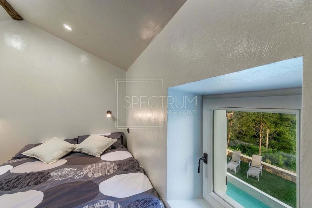 Zona di Portole, casa in pietra con piscina e vista