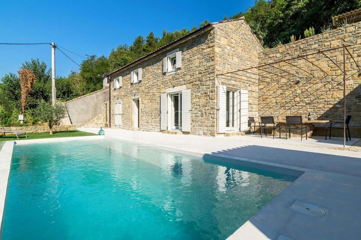 Zona di Portole, casa in pietra con piscina e vista
