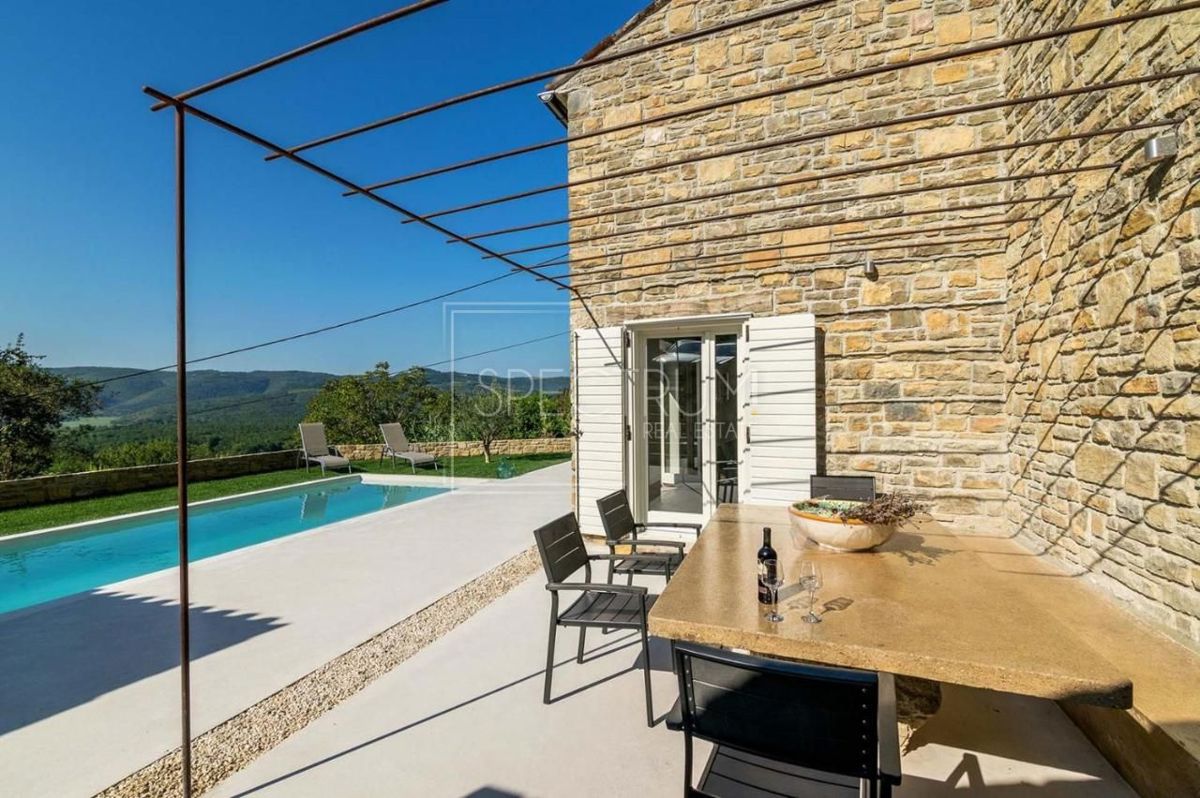 Zona di Portole, casa in pietra con piscina e vista