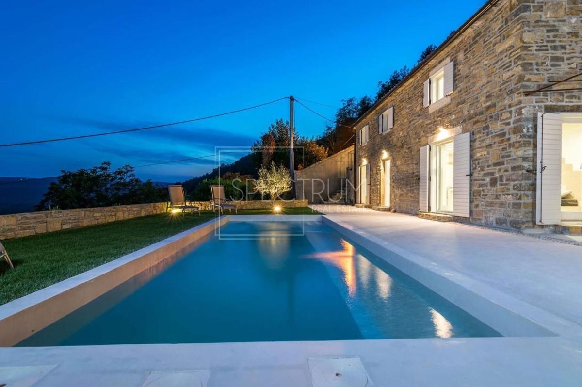 Zona di Portole, casa in pietra con piscina e vista