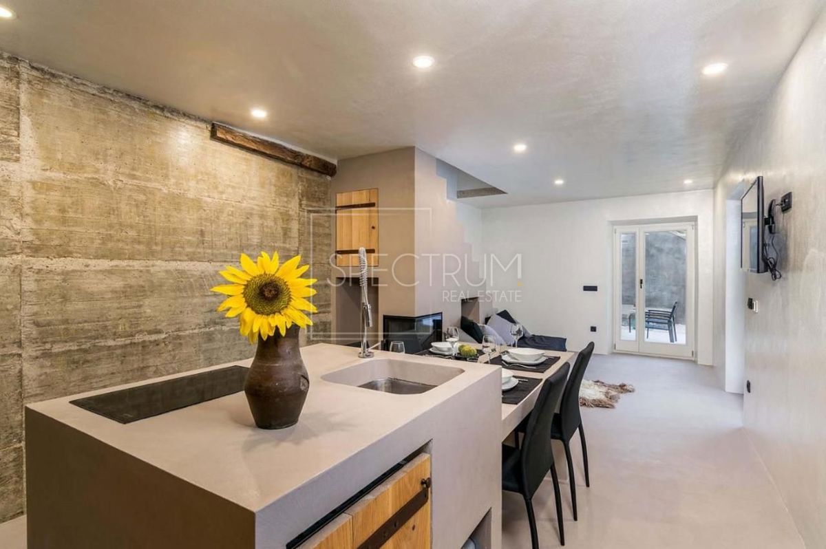 Zona di Portole, casa in pietra con piscina e vista