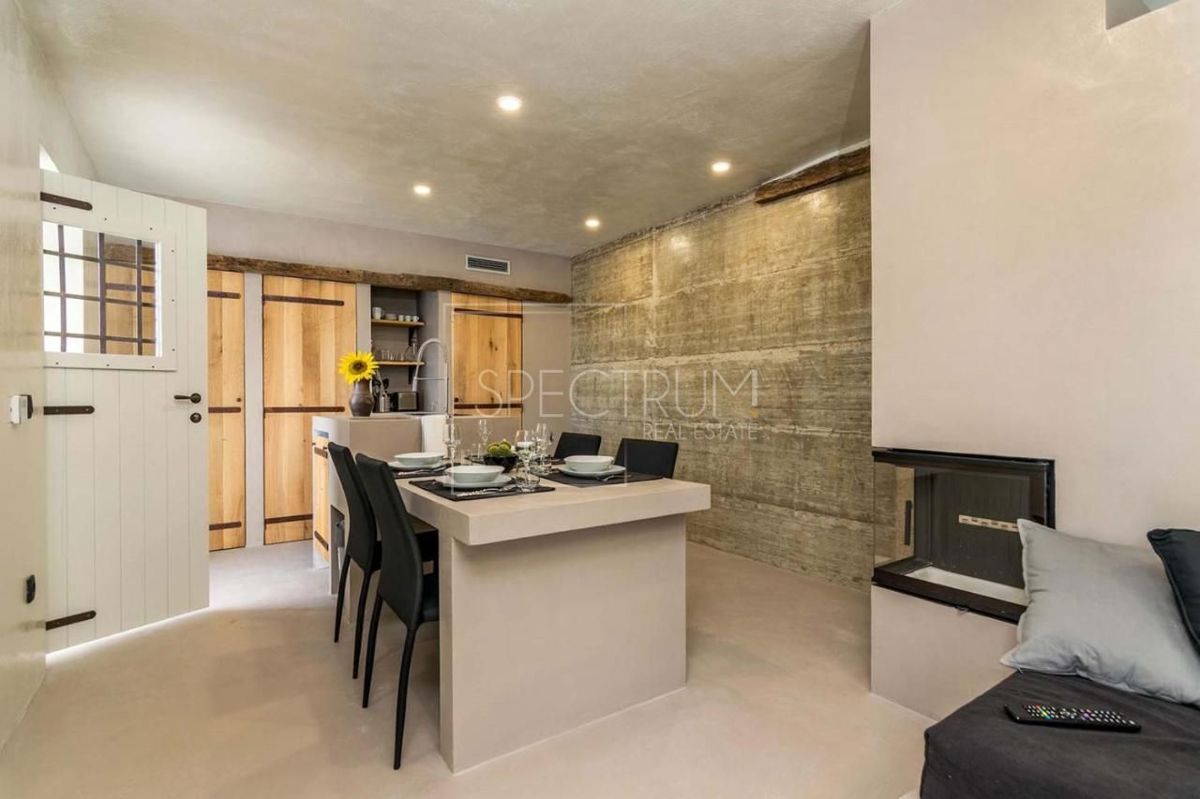 Zona di Portole, casa in pietra con piscina e vista