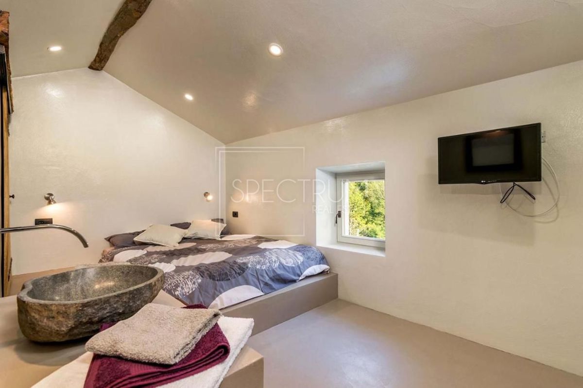 Zona di Portole, casa in pietra con piscina e vista
