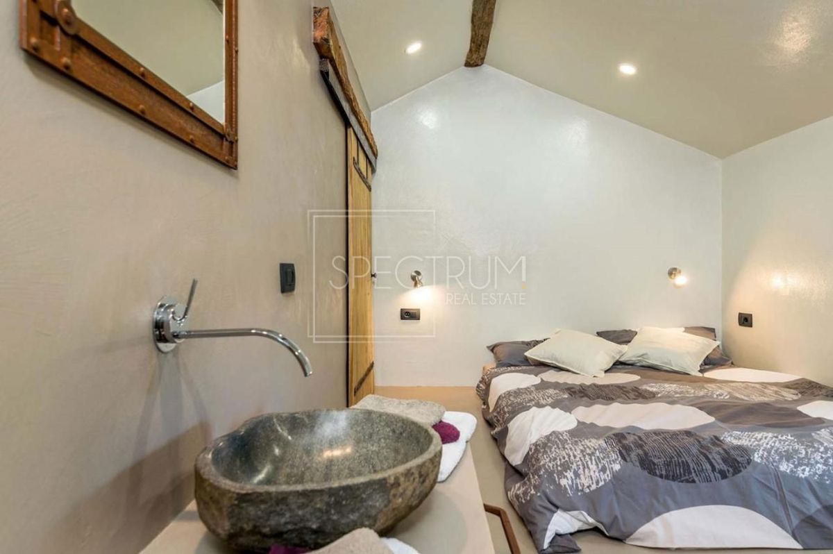 Zona di Portole, casa in pietra con piscina e vista
