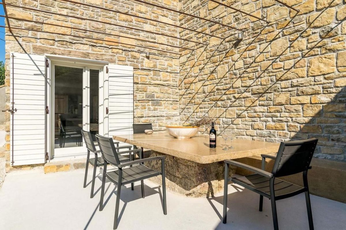 Zona di Portole, casa in pietra con piscina e vista