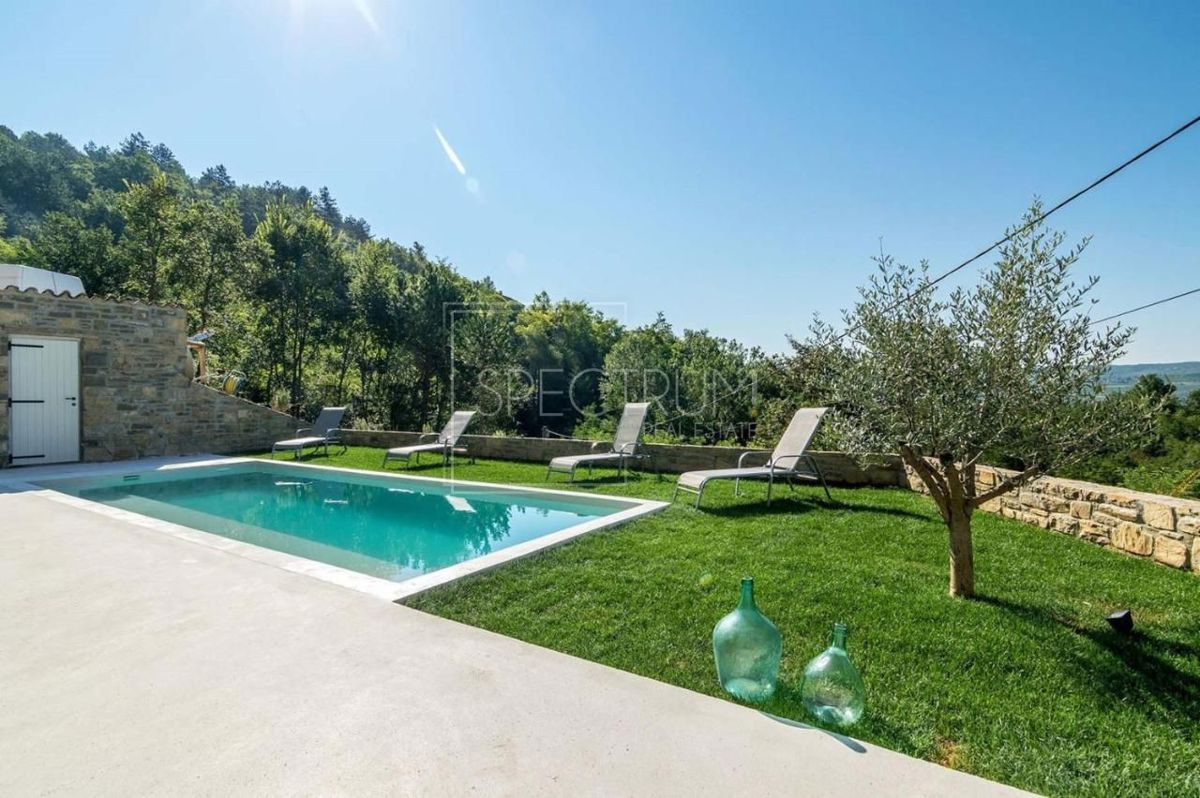 Zona di Portole, casa in pietra con piscina e vista