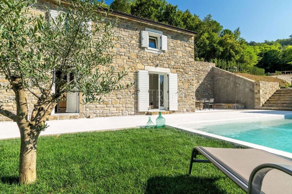 Zona di Portole, casa in pietra con piscina e vista