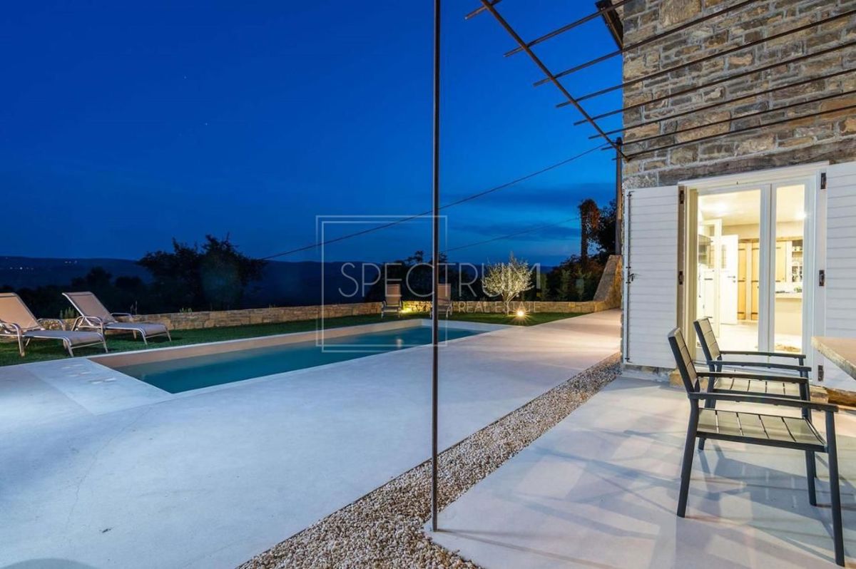Zona di Portole, casa in pietra con piscina e vista