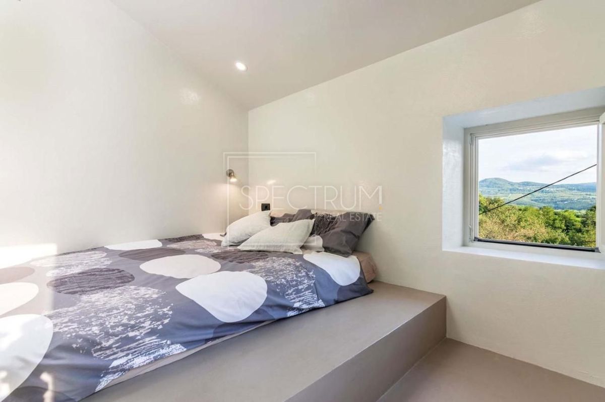 Zona di Portole, casa in pietra con piscina e vista