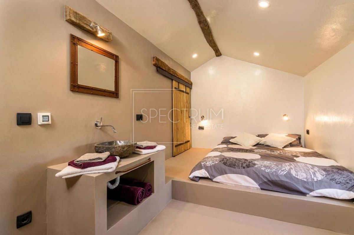 Zona di Portole, casa in pietra con piscina e vista