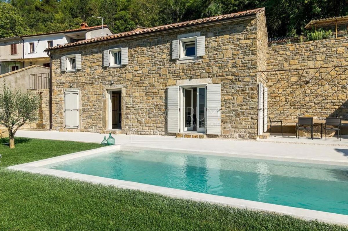 Zona di Portole, casa in pietra con piscina e vista