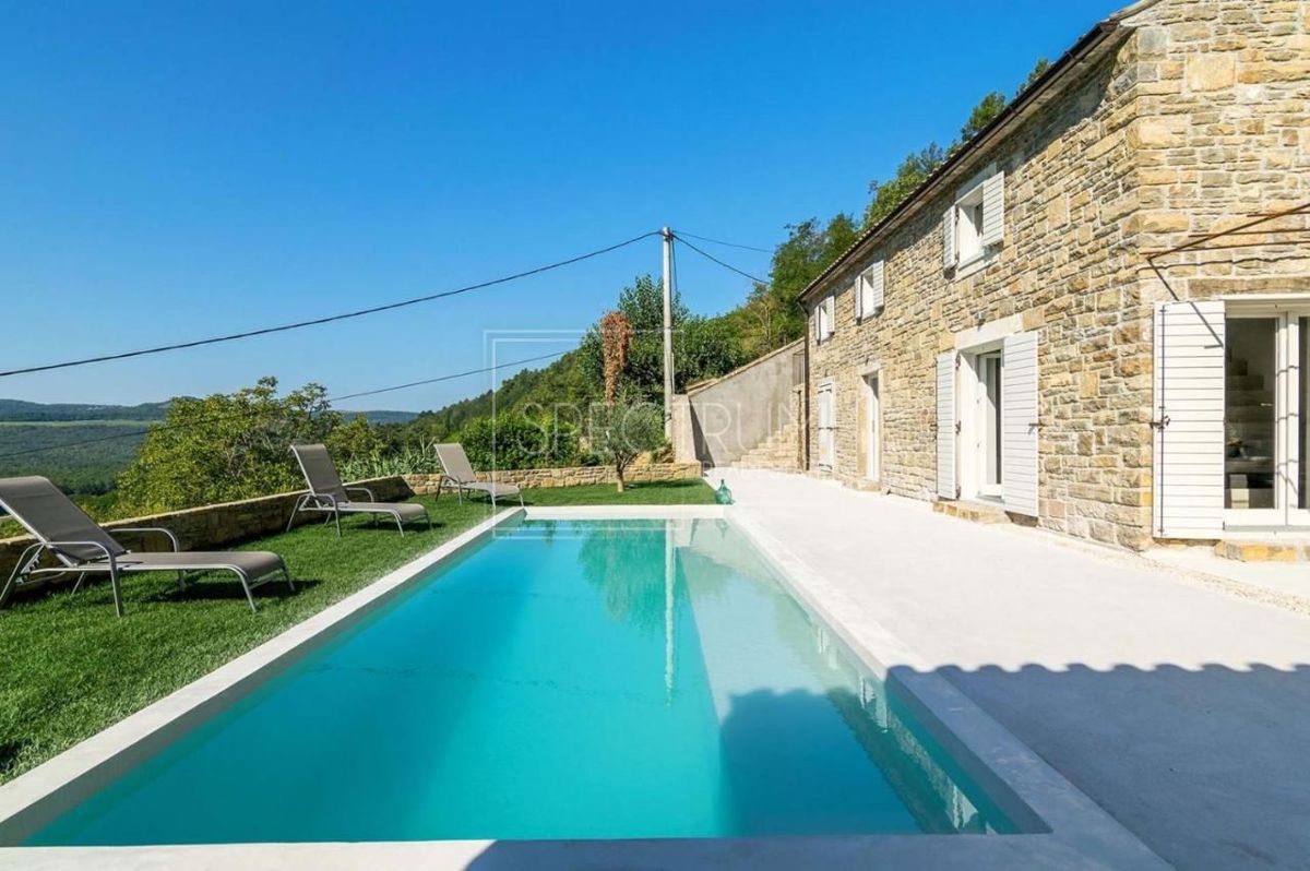Zona di Portole, casa in pietra con piscina e vista