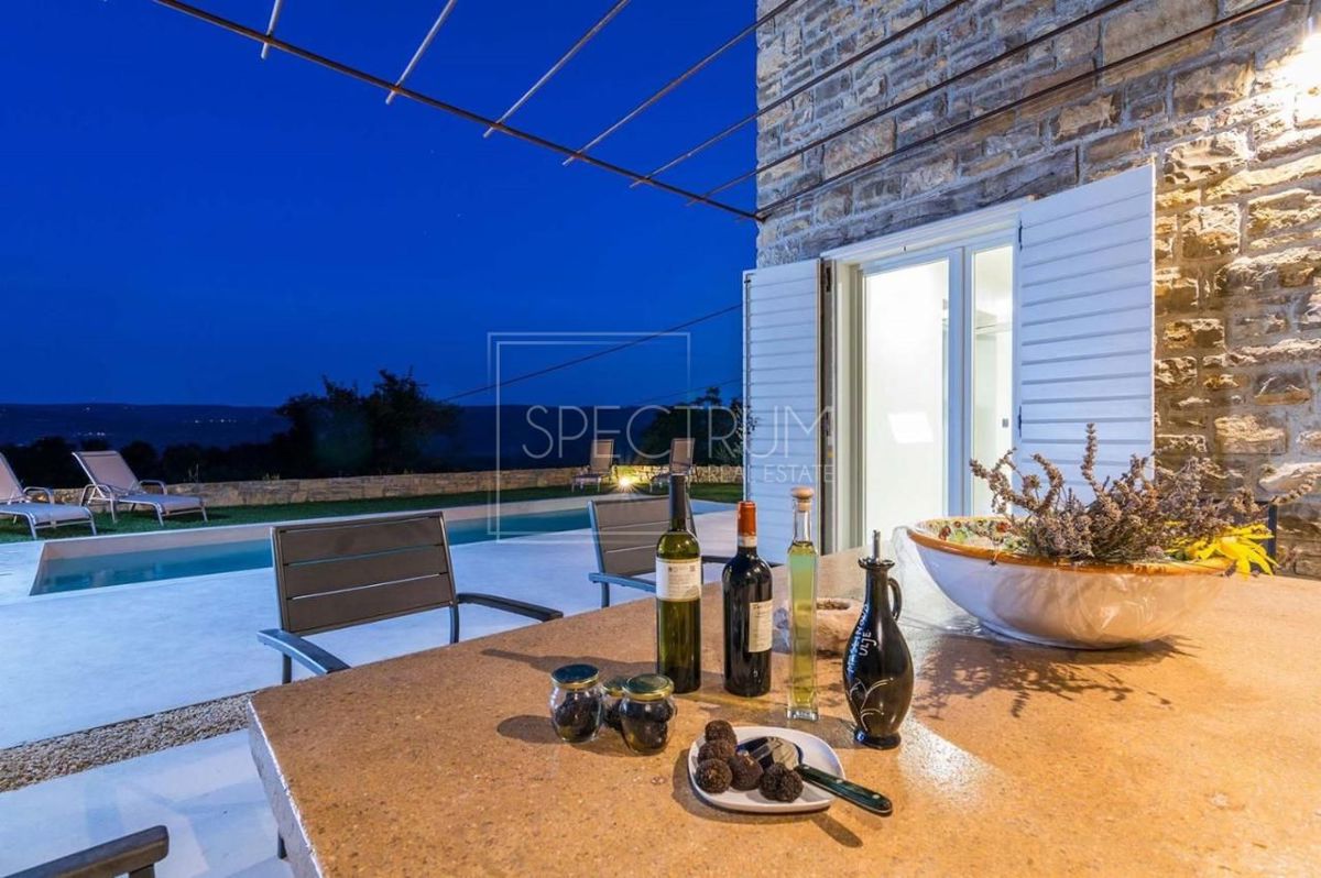 Zona di Portole, casa in pietra con piscina e vista
