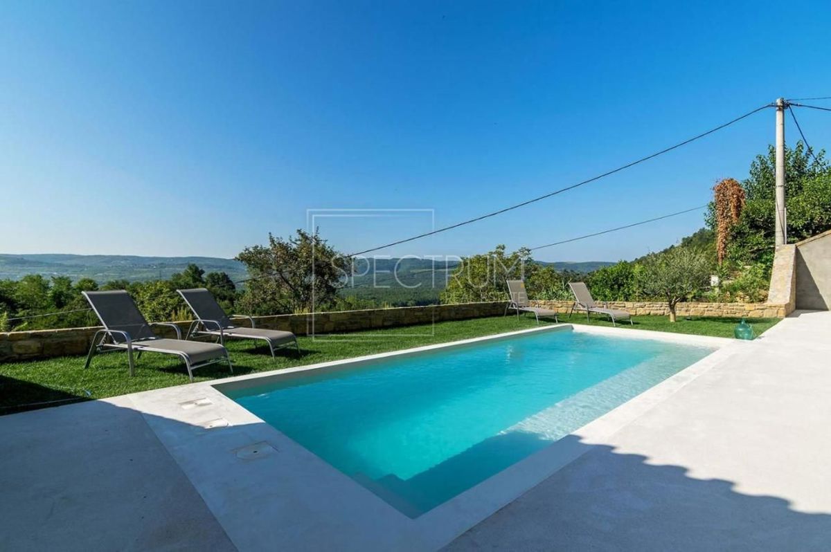 Zona di Portole, casa in pietra con piscina e vista