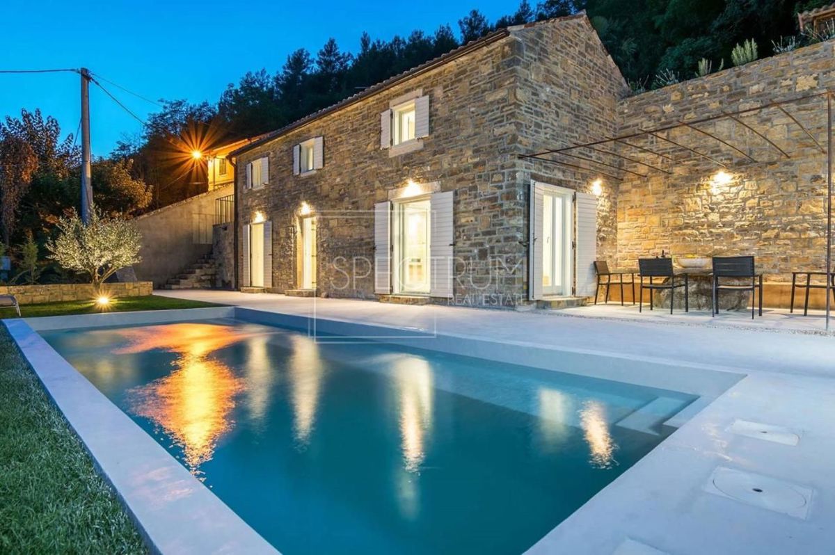 Zona di Portole, casa in pietra con piscina e vista