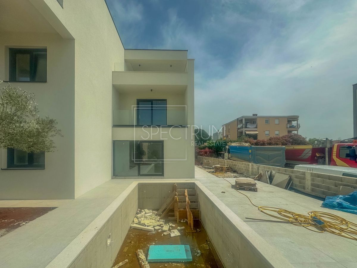 Parenzo, casa a schiera con piscina e vista mare