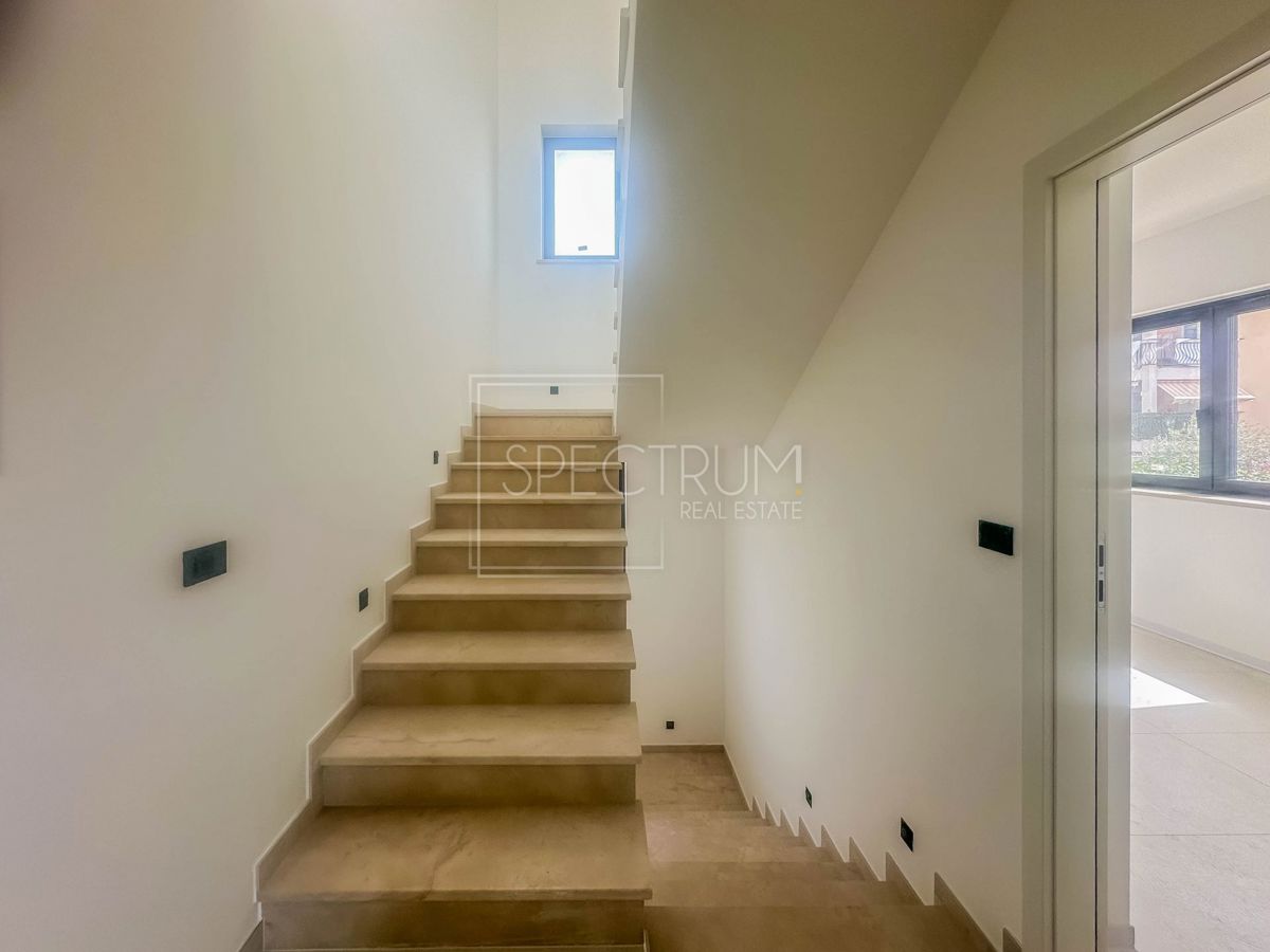 Parenzo, casa a schiera con piscina e vista mare