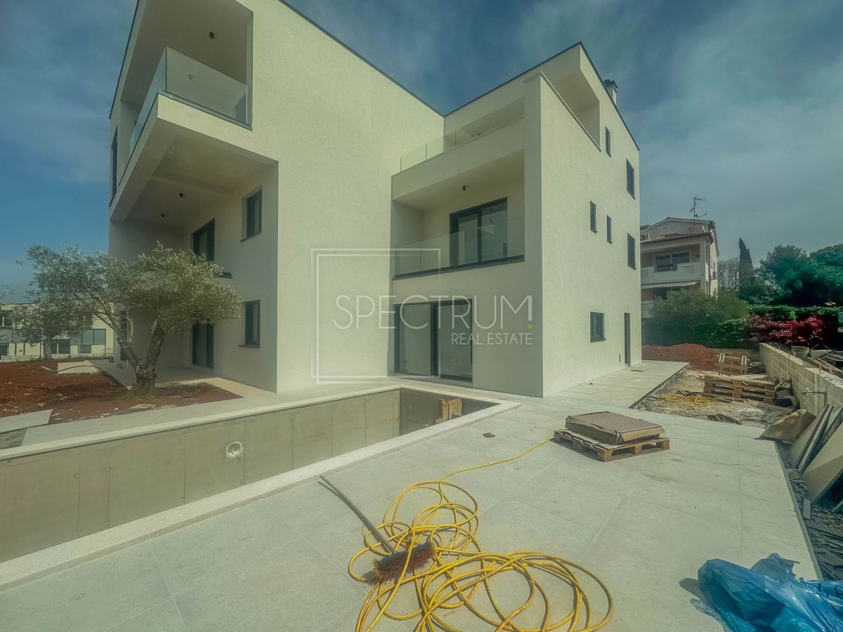 Parenzo, casa a schiera con piscina e vista mare