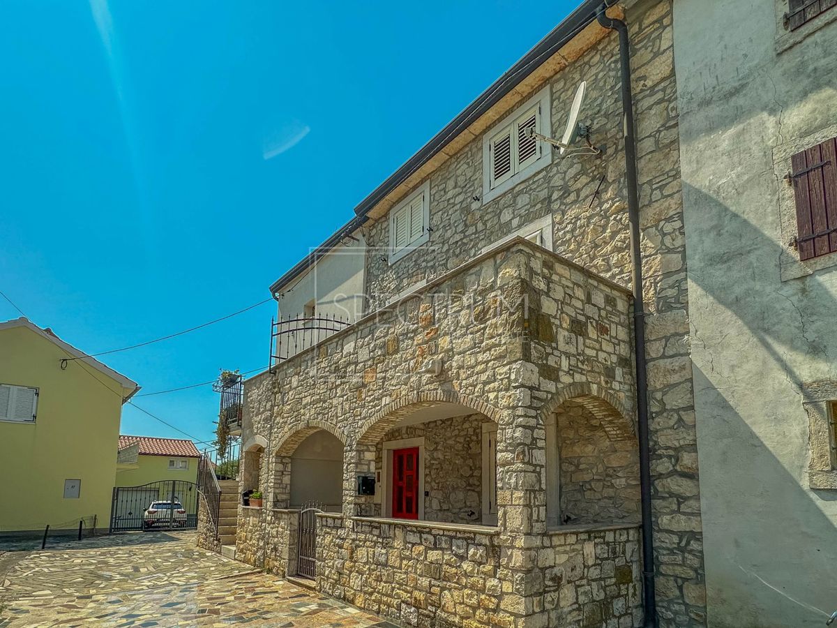 Zona di Verteneglio, casa in pietra con ampio cortile