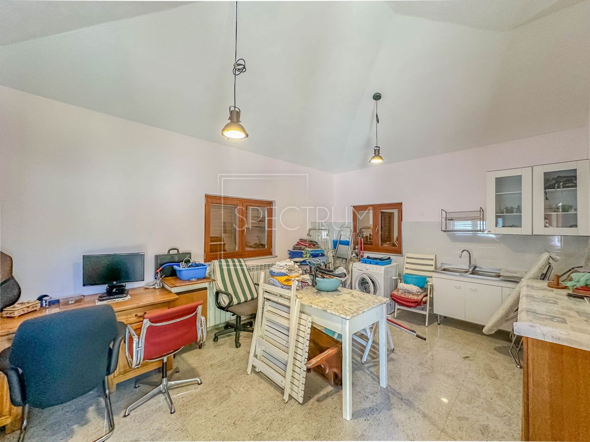 Zona di Verteneglio, casa in pietra con ampio cortile