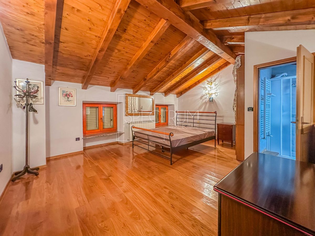 Zona di Verteneglio, casa in pietra con ampio cortile