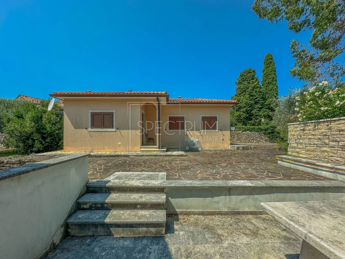 Zona di Verteneglio, casa in pietra con ampio cortile