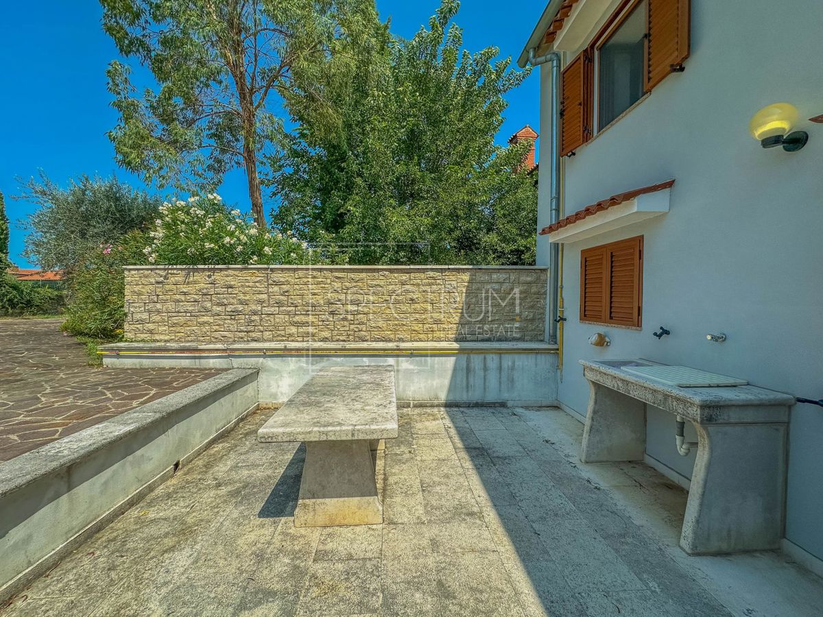 Zona di Verteneglio, casa in pietra con ampio cortile