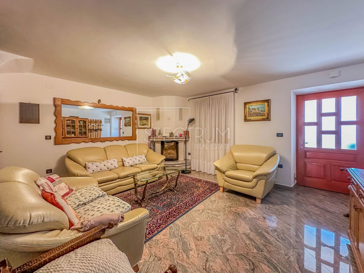 Zona di Verteneglio, casa in pietra con ampio cortile