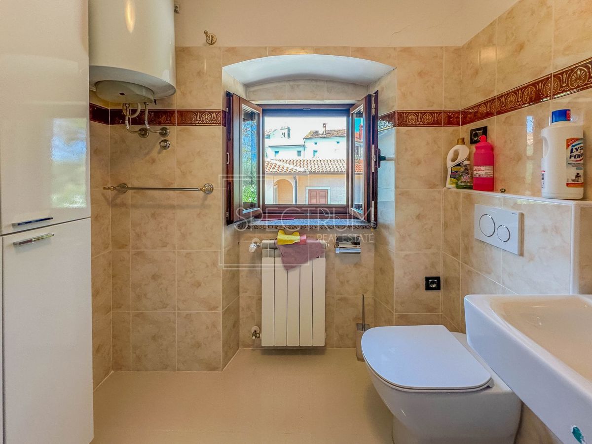 Zona di Verteneglio, casa in pietra con ampio cortile