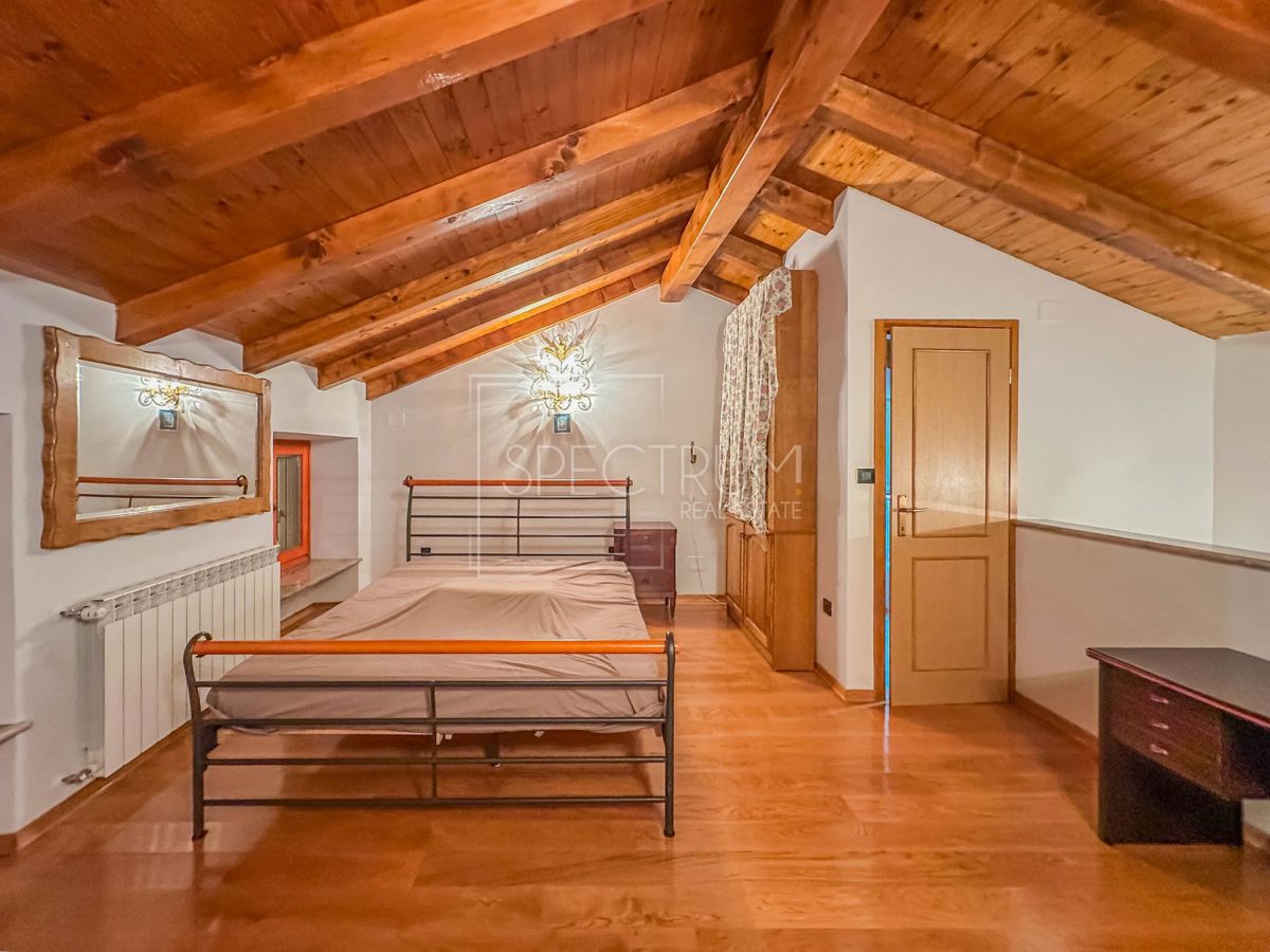 Zona di Verteneglio, casa in pietra con ampio cortile