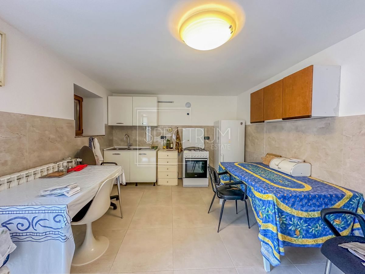 Zona di Verteneglio, casa in pietra con ampio cortile