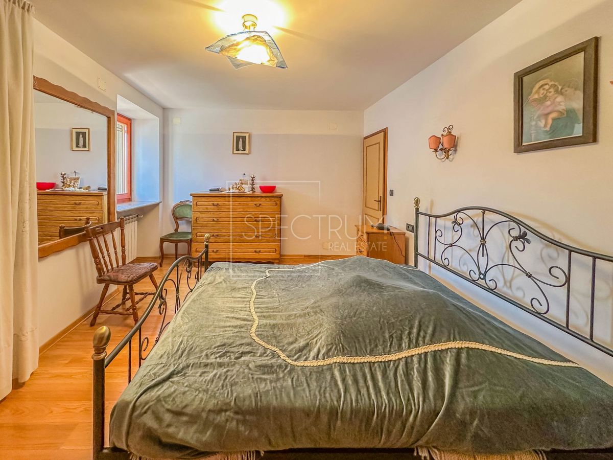 Zona di Verteneglio, casa in pietra con ampio cortile