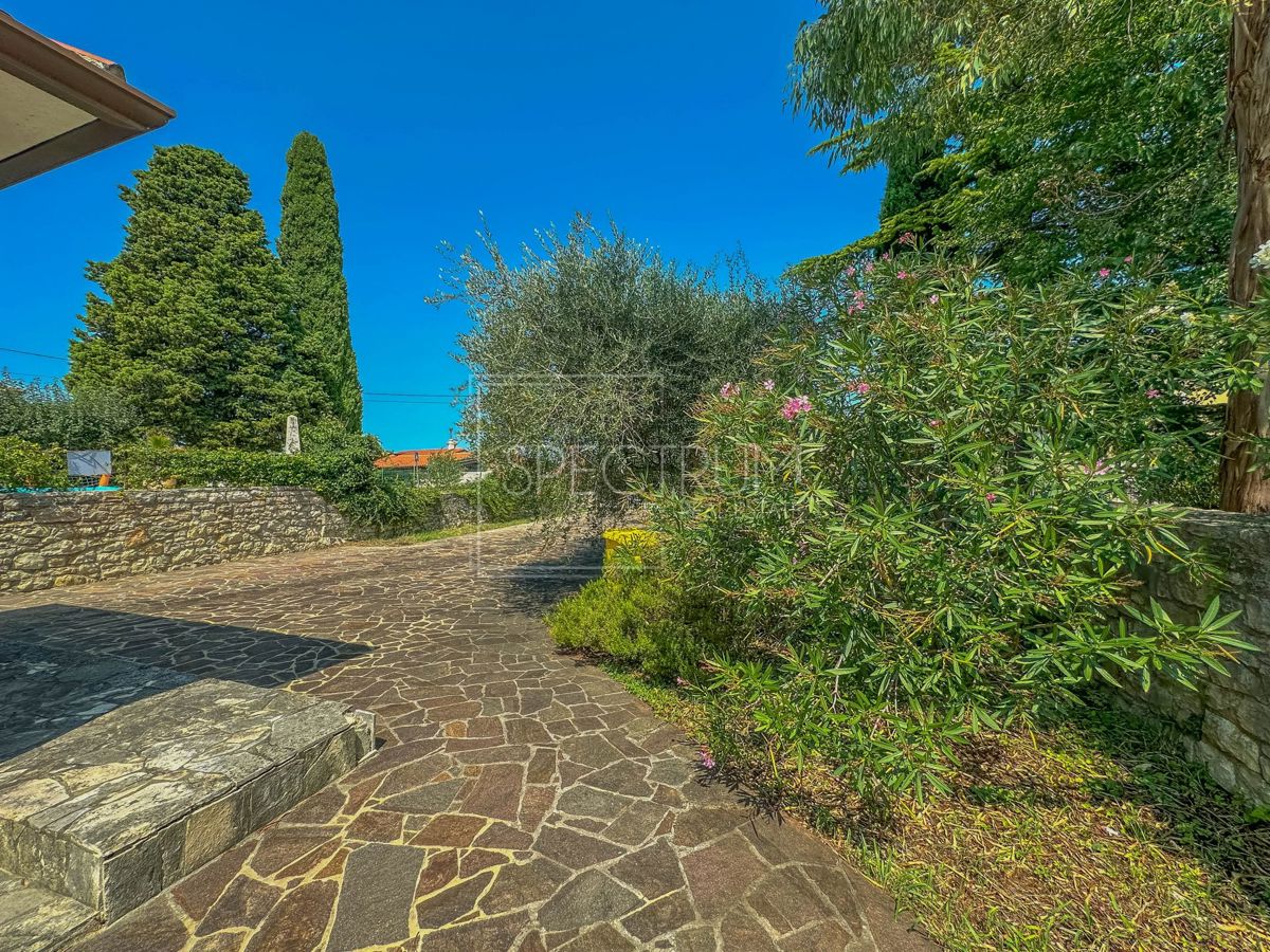 Zona di Verteneglio, casa in pietra con ampio cortile