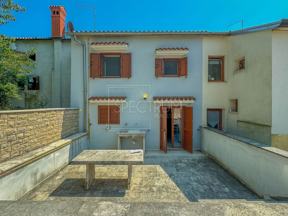 Zona di Verteneglio, casa in pietra con ampio cortile